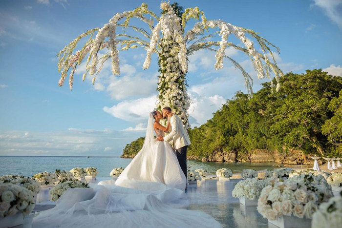 Leigh Anne Pinnock and Andre Gray kiss during their outdoor ceremony 