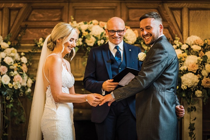 couple at alter exchanging rings