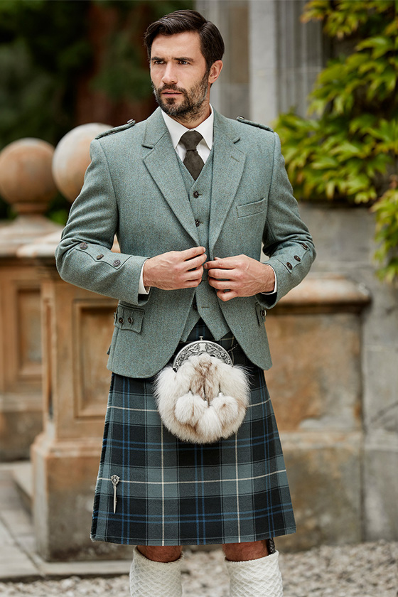 Groom wearing green and navy kilt