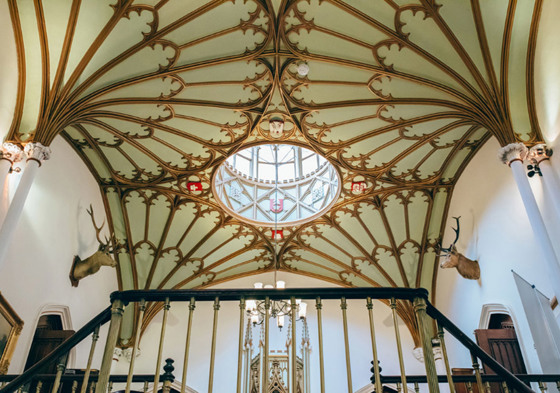 Green and gold ceiling with circular ceiling window in centre